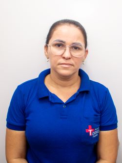 Aline, balconista com amplo conhecimento dos produtos